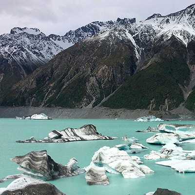 Berg- und Gletscherlandschaft mit türkisfarbenem Wasser