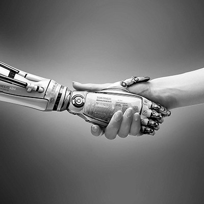 Roboter und Mensch reichen sich die Hand