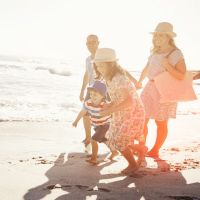 Familie am Strand im Sonnenschein